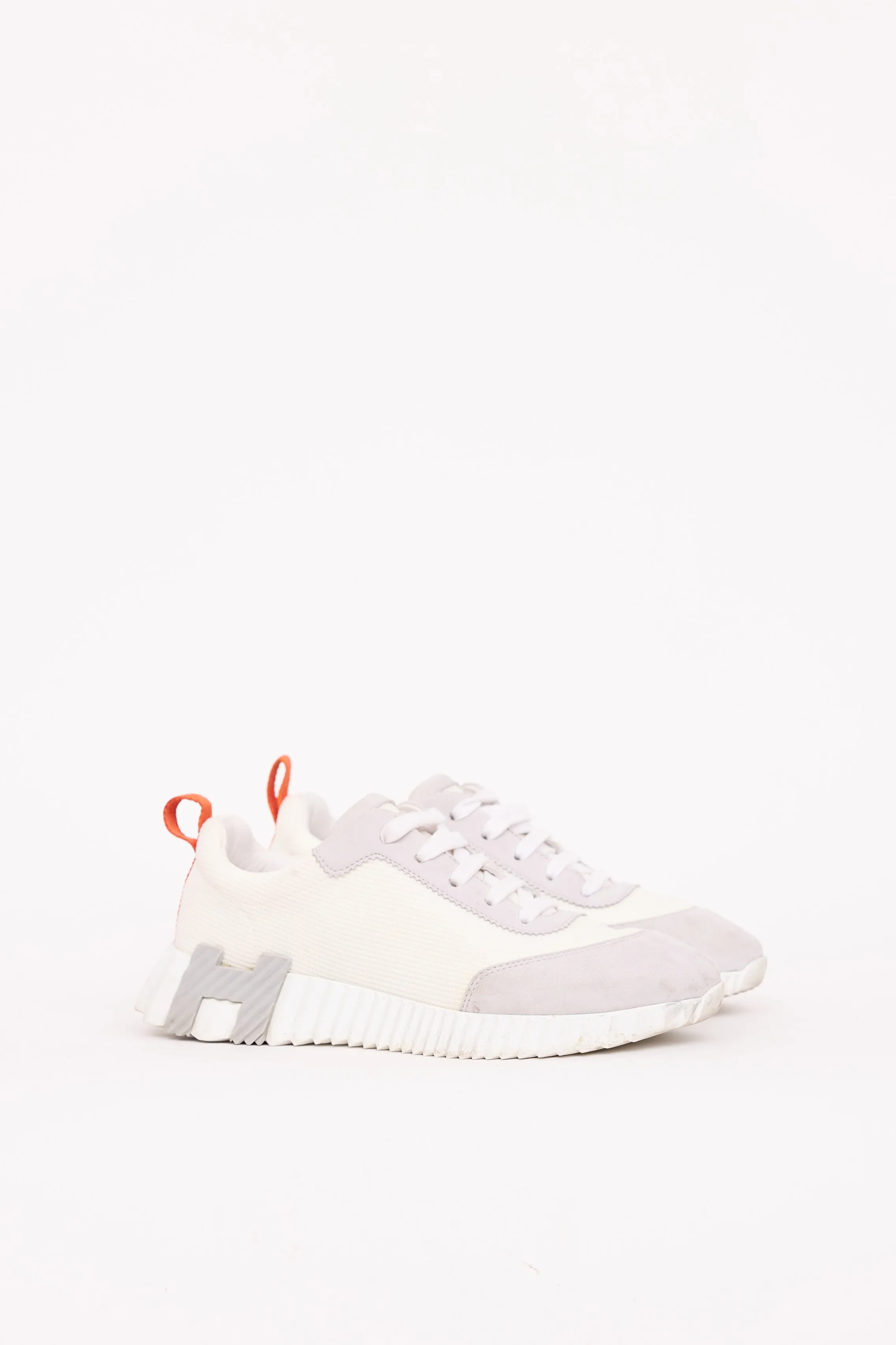 Bouncing Sneaker