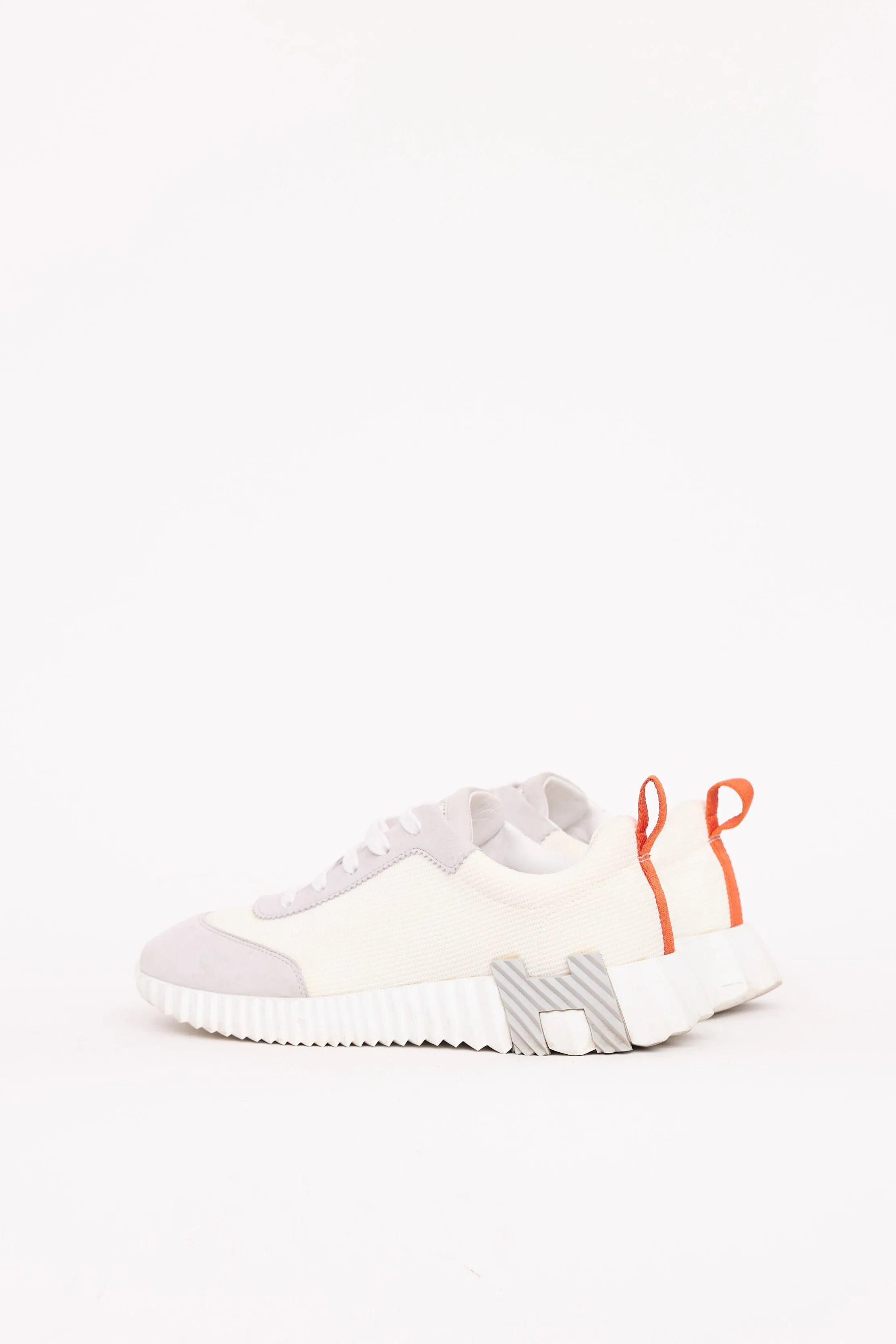 Bouncing Sneaker