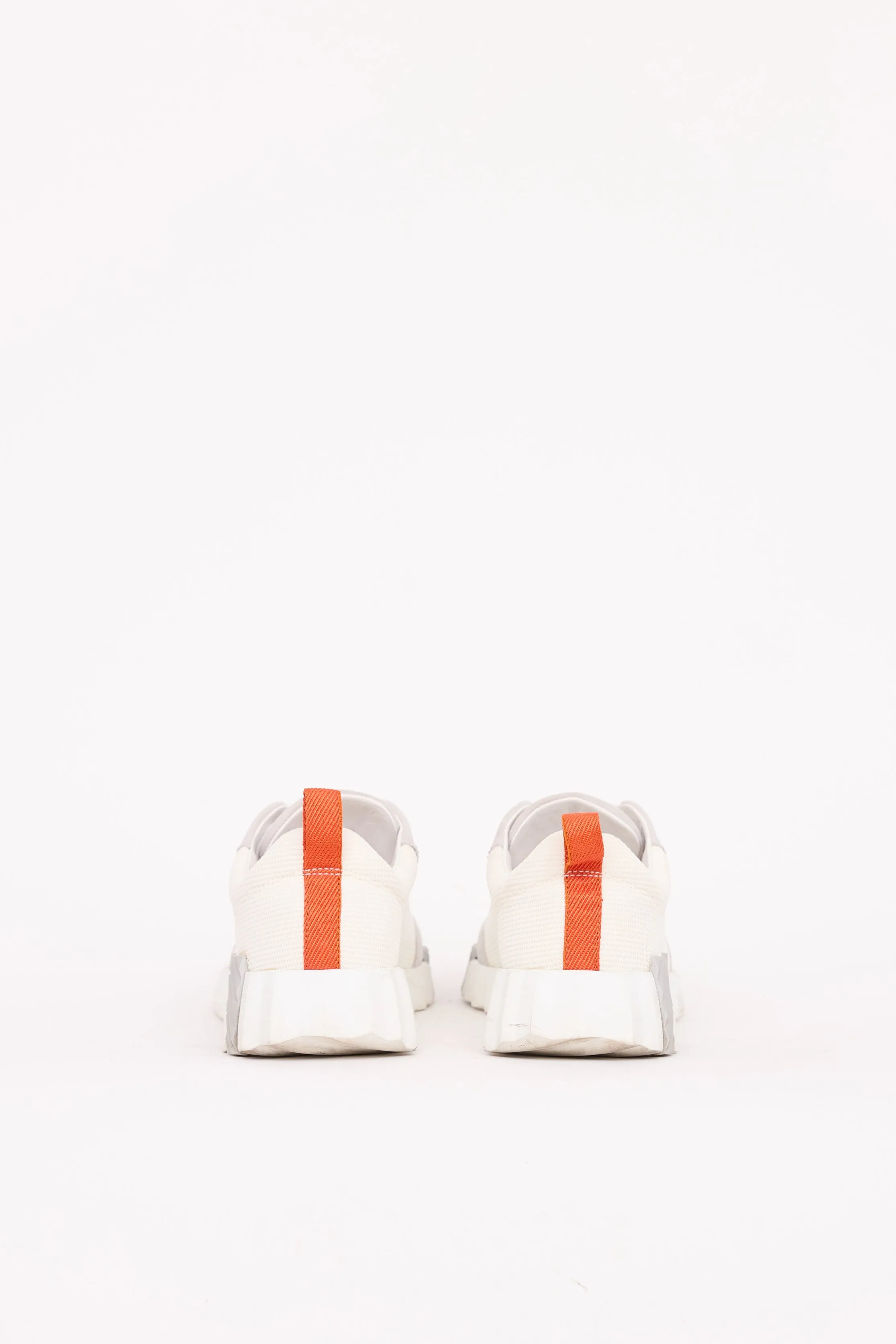 Bouncing Sneaker